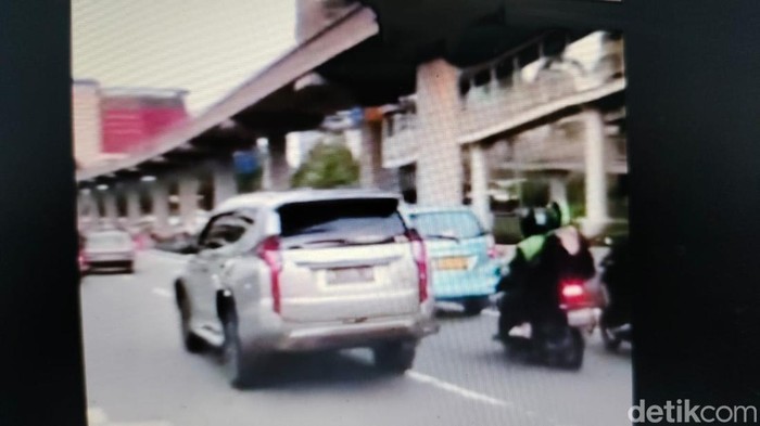 Polisi masih menyelidiki kasus pria berinisial AN yang melakukan onani di bawah JPO Setiabudi, Jakarta Selatan (Jaksel). AN saat ini berstatus sebagai saksi. (repro detikcom)