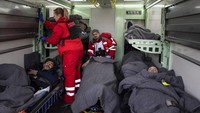 Relawan Palang Merah bersiap untuk memindahkan pasien ke kereta medis MSF untuk dievakuasi ke lokasi yang lebih aman.