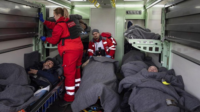 Potret Kereta Medis Ukraina Evakuasi Pasien di Zona Perang MSF workers carry a man on a stretcher into a MSF medical train that evacuates patients from near the frontline of the fighting to safer areas, at the train station in Pokrovsk, Ukraine, Tuesday, March 7, 2023. (AP Photo/Evgeniy Maloletka)