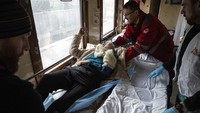 MSF saat ini diketahui menjalankan satu-satunya kereta medis khusus yang di Ukraina, mereka membawa pasien dari rumah sakit di timur yang diperangi ke rumah sakit di wilayah barat yang dianggap lebih aman.