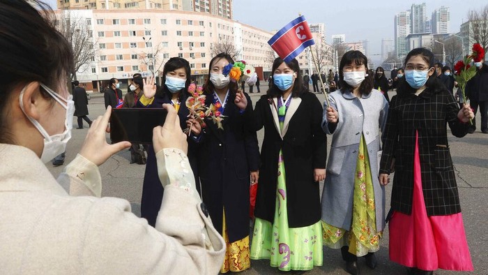 Potret Peringatan Hari Perempuan Internasional di Korea Utara A group of North Korean women have their photos taken as they celebrate International Women's Day in front of the Pyongyang Grand Threatre in Pyongyang, North Korea, Wednesday, March 8, 2023. (AP Photo/Cha Song Ho)