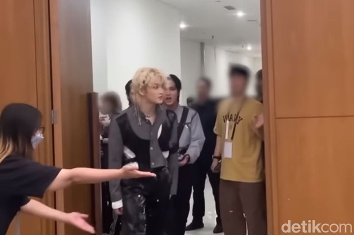 Potret viral Pak Muh, ayah Fadil Jaidi, “disalim” anggota boygroup Korea NCT Dream
