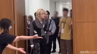 Dalam video berdurasi hampir 18 menit itu, Fadil Jaidi dan sang ayah, Pak Muh, diundang SM Entertainment untuk berjumpa langsung dengan ketujuh anggota NCT Dream. (Foto: YouTube/Fadil Jaidi)