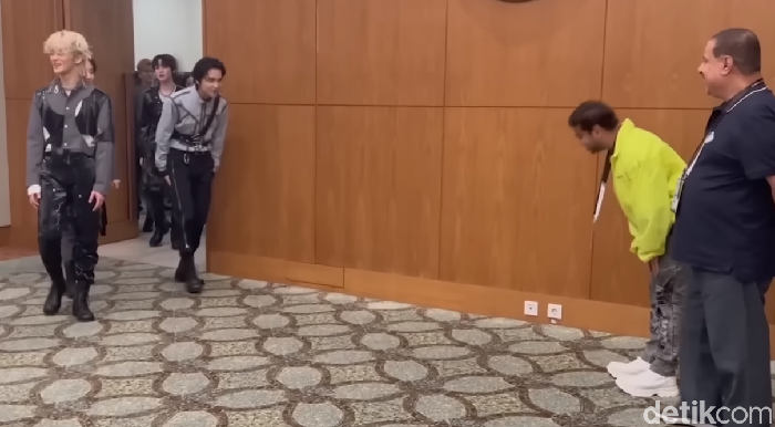 Potret viral Pak Muh, ayah Fadil Jaidi, “disalim” anggota boygroup Korea NCT Dream