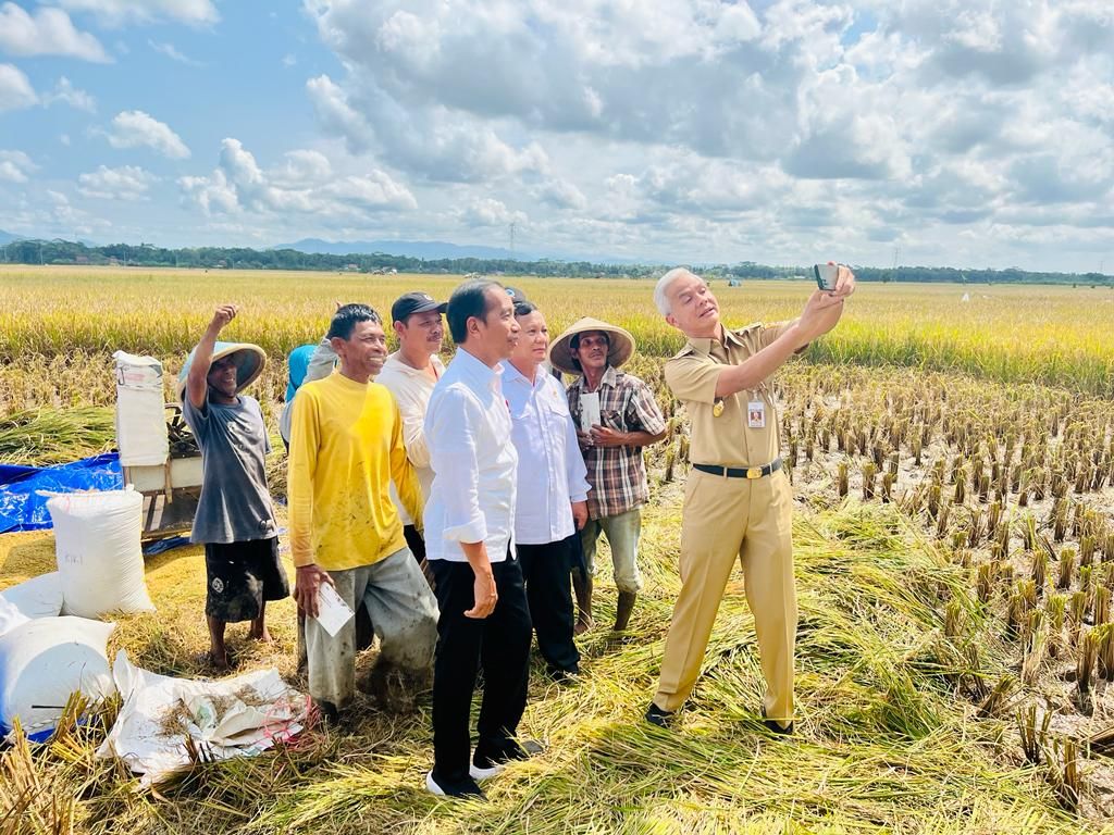 Presiden Joko Widodo didampingi Sekretaris Kabinet Pramono Anung, Menteri Pertahanan Prabowo Subianto, Menteri Pertanian Syahrul Yasin Limpo, Kepala Badan Pangan Nasional Arief Prasetyo Adi, dan Gubernur Jawa Tengah Ganjar Pranowo  meninjau panen raya padi dan berdialog dengan petani di Desa Lajer, Kecamatan Ambal, Kabupaten Kebumen, Provinsi Jawa Tengah Kamis (9/3/2023). (Dok: Biro Pers Sekretariat Presiden)