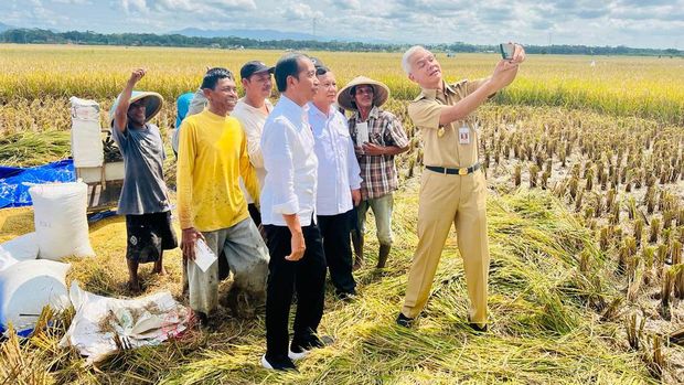 Presiden Joko Widodo didampingi Sekretaris Kabinet Pramono Anung, Menteri Pertahanan Prabowo Subianto, Menteri Pertanian Syahrul Yasin Limpo, Kepala Badan Pangan Nasional Arief Prasetyo Adi, dan Gubernur Jawa Tengah Ganjar Pranowo meninjau panen raya padi dan berdialog dengan petani di Desa Lajer, Kecamatan Ambal, Kabupaten Kebumen, Provinsi Jawa Tengah Kamis (9/3/2023). (Dok: Biro Pers Sekretariat Presiden) Presiden Joko Widodo didampingi Sekretaris Kabinet Pramono Anung, Menteri Pertahanan Prabowo Subianto, Menteri Pertanian Syahrul Yasin Limpo, Kepala Badan Pangan Nasional Arief Prasetyo Adi, dan Gubernur Jawa Tengah Ganjar Pranowo meninjau panen raya padi dan berdialog dengan petani di Desa Lajer, Kecamatan Ambal, Kabupaten Kebumen, Provinsi Jawa Tengah Kamis (9/3/2023). (Dok: Biro Pers Sekretariat Presiden)