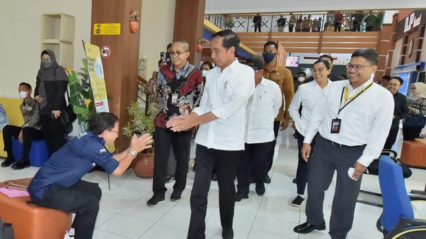 Presiden Joko Widodo (Jokowi) melakukan inspeksi mendadak (sidak) ke Kantor Pelayanan Pajak (KPP) Pratama Kota Solo, Jawa Tengah, Kamis (9/3). (Dok. Setpress/Agus Suparto)