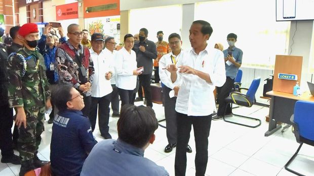 Presiden Joko Widodo (Jokowi) melakukan inspeksi mendadak (sidak) ke Kantor Pelayanan Pajak (KPP) Pratama Kota Solo, Jawa Tengah, Kamis (9/3). (Dok. Setpress/Agus Suparto)