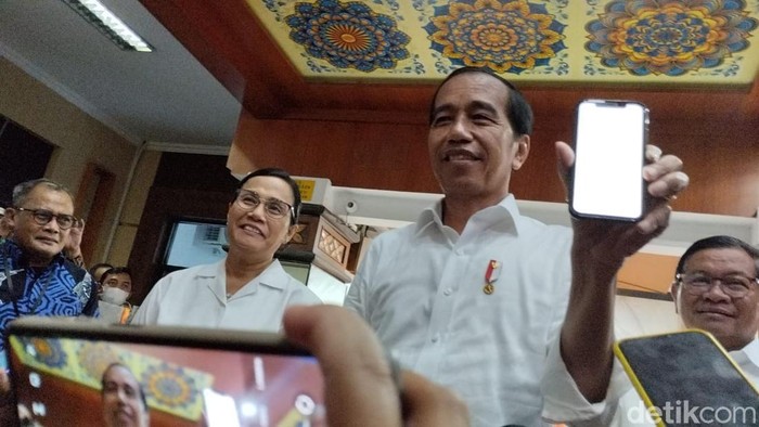Presiden Jokowi menunjukkan sudah lapor SPT via e-filing. Foto diambil di KPP Pratama Solo, Kamis (9/3/2023).