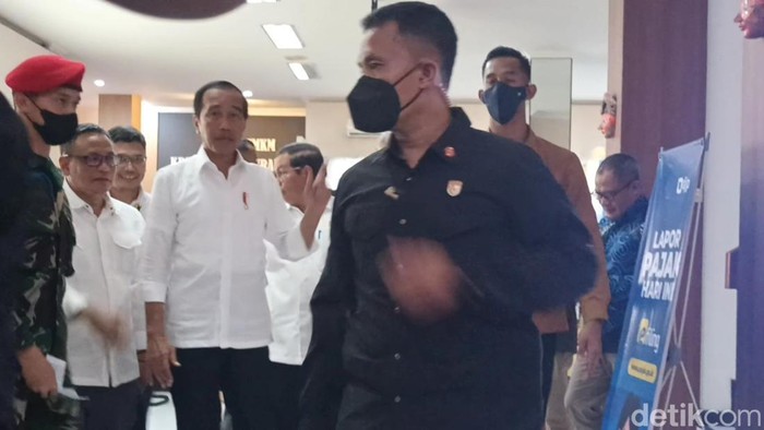 Presiden Jokowi menyambangi KPP Pratama Solo, Kamis (9/3/2023) sore.