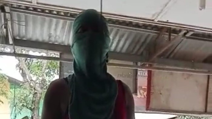 Pria bersebo saat memalak pedagang di Marelan (Foto: Istimewa)