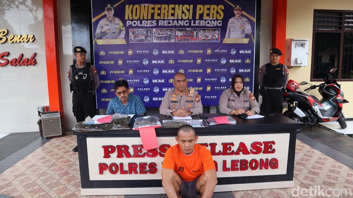 Pria di Rejang Lebong, Bengkulu ditangkap karena menanam ganja di kebun cabai.