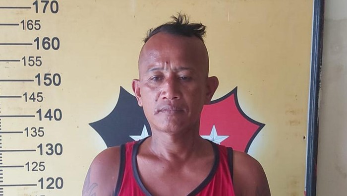 Pria yang minta rokok dan es kelapa ke pedagang di Jalan Marelan, Kota Medan ditangkap polisi. (Foto: Istimewa)