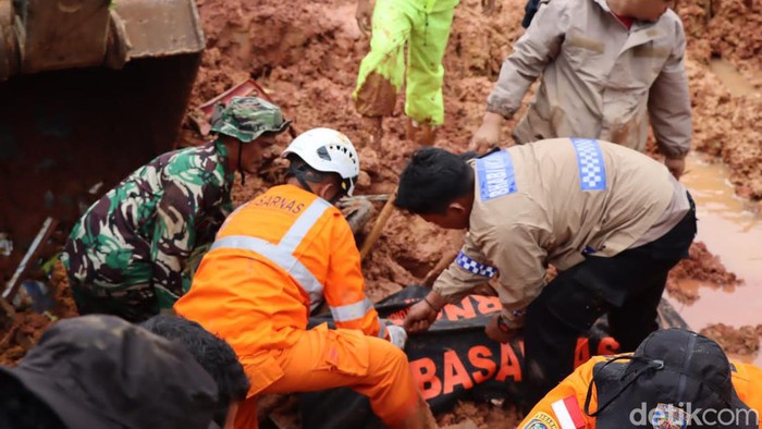 Korban Meninggal Longsor Natuna Jadi 30 Orang 24 Masih Dalam Pencarian