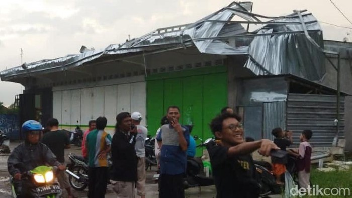 Swalayan di ceper Klaten rusak diterjang angin puting beliung.