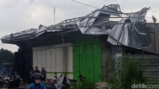Swalayan di ceper Klaten rusak diterjang angin puting beliung.