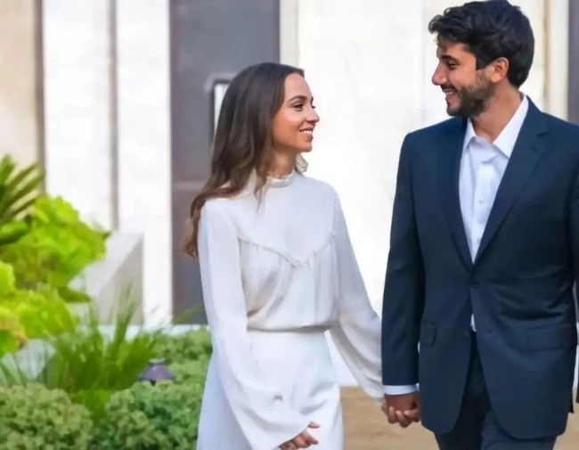Inilah potret pertunangan mereka. tampak Putri Iman tampil modest dengan dress putih tertutup, sementara Jameel mengenakan setelan jas. Foto: dok. Kerajaan Yordania