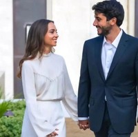 Inilah potret pertunangan mereka. tampak Putri Iman tampil modest dengan dress putih tertutup, sementara Jameel mengenakan setelan jas. Foto: dok. Kerajaan Yordania
