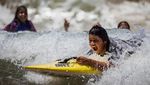 Riangnya Anak-anak Pribumi Pertama Kali Main di Pantai