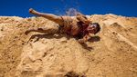 Riangnya Anak-anak Pribumi Pertama Kali Main di Pantai