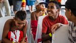 Riangnya Anak-anak Pribumi Pertama Kali Main di Pantai