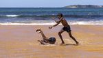 Riangnya Anak-anak Pribumi Pertama Kali Main di Pantai