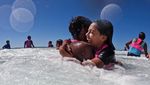 Riangnya Anak-anak Pribumi Pertama Kali Main di Pantai
