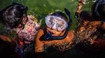 Riangnya Anak-anak Pribumi Pertama Kali Main di Pantai