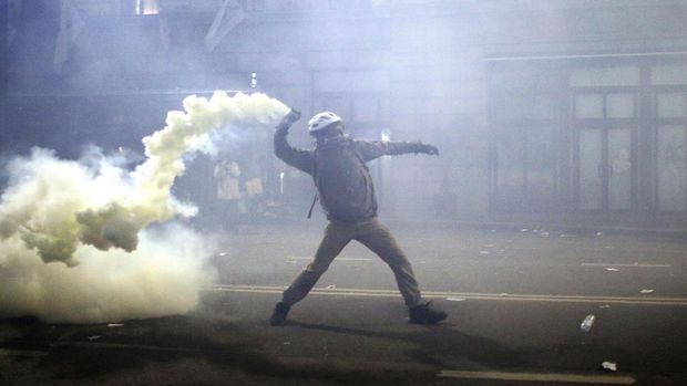 Ribuan pengunjuk rasa melakukan demonstrasi yang diserukan oleh oposisi Georgia dan kelompok masyarakat sipil di luar Parlemen Georgia di Tbilisi pada (8/3/2023). (Anadolu Agency via Getty Images)