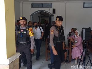 Rocky Gerung Jelaskan Hoaks-Ujaran Kebencian di Sidang Penggugat Ijazah Jokowi