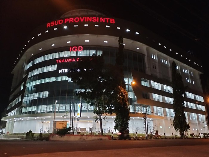 Gedung RSUP NTB di Mataram yang nampak megah di malam hari.