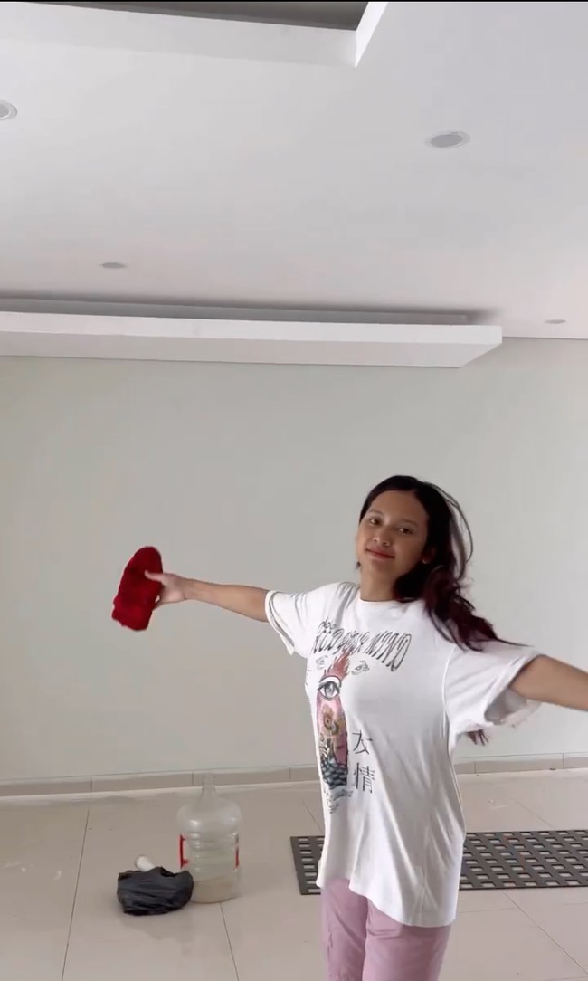 Dalam keterangan unggahannya Arie menulis jika rumah tersebut sebagai salah satu pembuktian bahwa dirinya bisa menjadi pasangan yang bertanggung jawab untuk keluarganya. Merasa masih banyak kekurangan, Arie pun mengungkapkan bahwa dirinya akan terus berusaha memperbaiki kekurangannya itu. Foto: Instagram/@arie_kriting