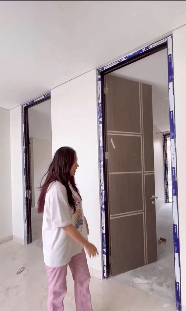 Dari video yang dibagikan terlihat rumah baru Arie dan Indah tampak luas dan terdiri dari 3 lantai. Sebentar lagi rumah tersebut sudah bisa ditempati oleh Arie bersama istri dan anaknya yang masih kecil. Foto: Instagram/@arie_kriting
