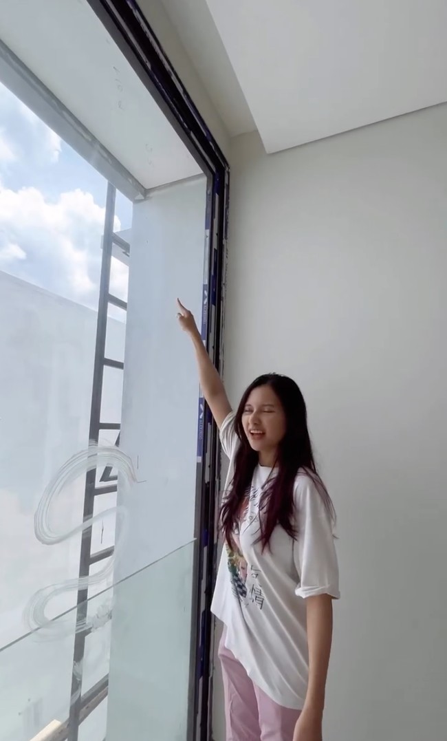 Indah Permatasari yang masuk dan melihat-lihat keadaan rumah barunya itu tampak sudah tak sabar untuk segera pindah. Saat ini Indah dan Arie sendiri diketahui masih tinggal di sebuah rumah kontrakan. Foto: Instagram/@arie_kriting