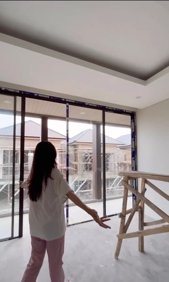 Begini penampakan ruangan yang nantinya akan dijadikan kamar untuk indah dan Arie. Ruangan tersebut tampak dilengkapi dengan pintu-pintu kaca yang memperlihatkan pemandangan rumah-rumah di dekatnya. Foto: Instagram/@arie_kriting