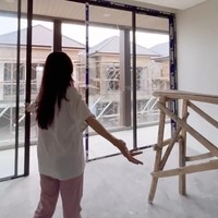 Begini penampakan ruangan yang nantinya akan dijadikan kamar untuk indah dan Arie. Ruangan tersebut tampak dilengkapi dengan pintu-pintu kaca yang memperlihatkan pemandangan rumah-rumah di dekatnya. Foto: Instagram/@arie_kriting