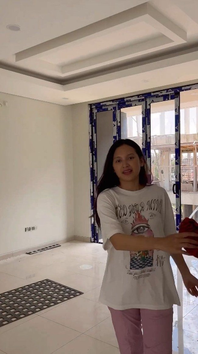 Unggahan Arie Kriting itu pun langsung dibanjiri beragam komentar netizen. Tak sedikit yang menghubungkannya dengan ibu Indah Permatasari yang kerap menyindir Arie. Sebetulnya yg menghina hina justru dia akan terhina dgn sendirinya... komentar salah seorang netizen. Foto: Instagram/@arie_kriting