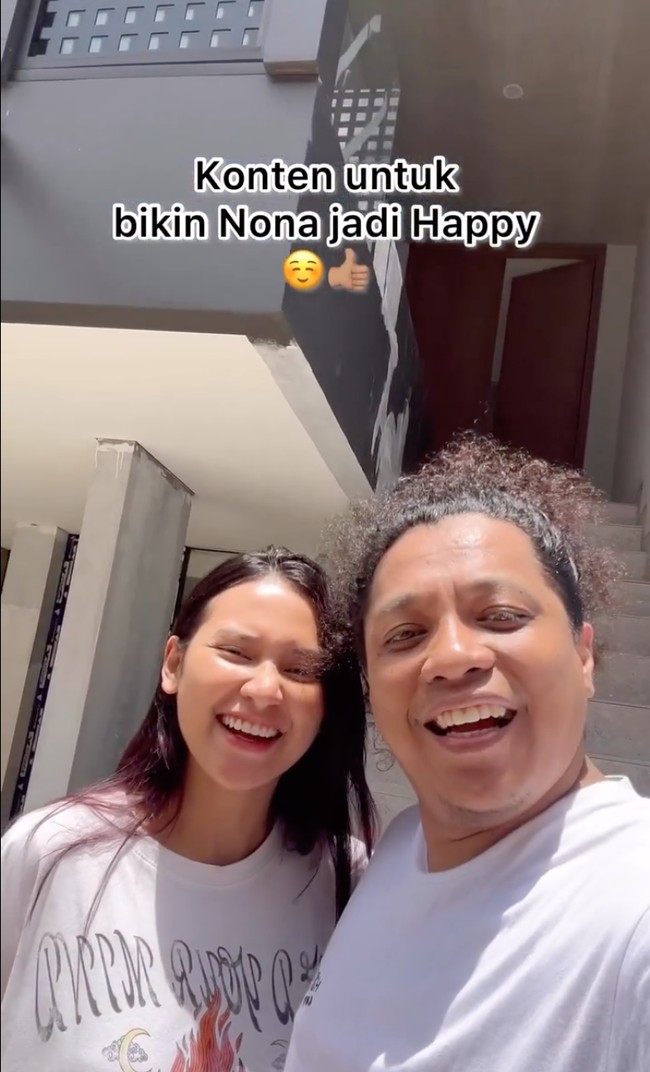 Melalui akun Instagram dan TikTok miliknya, Arie Kriting tampak memamerkan rumah barunya bersama sang istri, Indah Permatasari. Dari depan terlihat rumah baru Arie dan Indah didominasi oleh warna cokelat dan abu-abu. Foto: Instagram/@arie_kriting