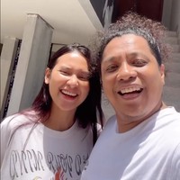 Melalui akun Instagram dan TikTok miliknya, Arie Kriting tampak memamerkan rumah barunya bersama sang istri, Indah Permatasari. Dari depan terlihat rumah baru Arie dan Indah didominasi oleh warna cokelat dan abu-abu. Foto: Instagram/@arie_kriting