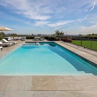 Kolam renang dengan panorama kota Los Angeles juga menjadi daya tarik dari rumah ini. (Foto: Dok. MLS)