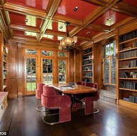 JLo dan Ben Affleck juga memiliki sebuah ruangan yang didedikasikan sebagai perpustakaan. Kayu mendominasi interiornya sehingga menciptakan atmosfer hangat. (Foto: Dok. MLS)