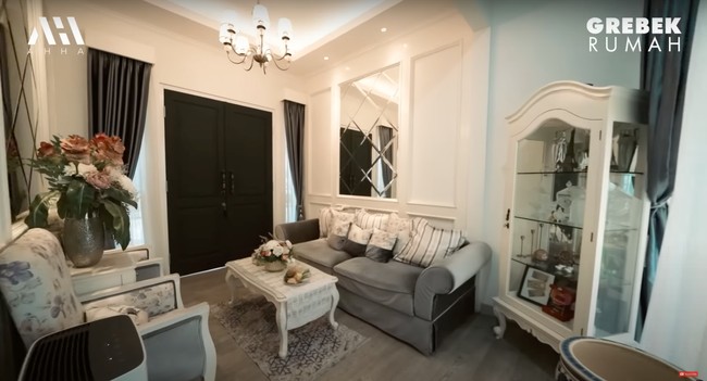 Bedu mengatakan jika rumahnya itu memiliki konsep American Style. Terlihat bagian ruang tamunya yang elegan dan simpel dengan didominasi oleh warna putih dan abu-abu. Foto: YouTube/AH