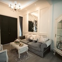 Bedu mengatakan jika rumahnya itu memiliki konsep American Style. Terlihat bagian ruang tamunya yang elegan dan simpel dengan didominasi oleh warna putih dan abu-abu. Foto: YouTube/AH