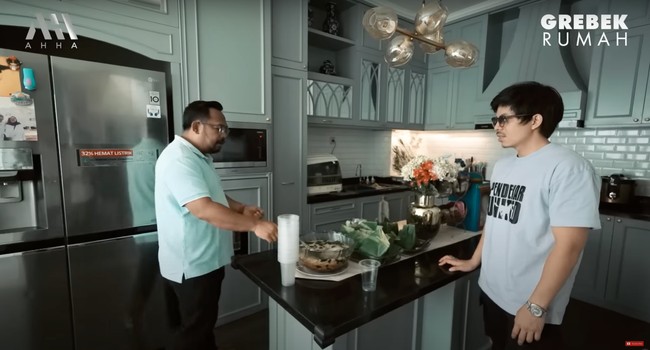 Begini penampakan bagian dapur di dalam rumah Bedu yang. Didominasi warna putih, abu-abu dan hitam, dapurnya itu tampak rapih. Bedu sendiri mengatakan jika sang istrilah yang menggambar dan memberikan ide desain rumahnya tersebut. Foto: YouTube/AH