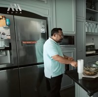 Begini penampakan bagian dapur di dalam rumah Bedu yang. Didominasi warna putih, abu-abu dan hitam, dapurnya itu tampak rapih. Bedu sendiri mengatakan jika sang istrilah yang menggambar dan memberikan ide desain rumahnya tersebut. Foto: YouTube/AH