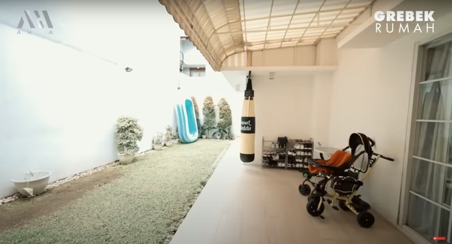 Memiliki luas tanah 250 meter persegi dan luas bangunan sekitar 300 meter, rumah Bedu memiliki halaman belakang yang cukup luas. Ia mengatakan jika tadinya di halaman belakang rumahnya itu ingin dijadikan sebagai kolam renang. Namun karena saat itu anak-anaknya masih kecil maka Bedu mengurungkan niatnya tersebut. Foto: YouTube/AH