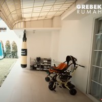 Memiliki luas tanah 250 meter persegi dan luas bangunan sekitar 300 meter, rumah Bedu memiliki halaman belakang yang cukup luas. Ia mengatakan jika tadinya di halaman belakang rumahnya itu ingin dijadikan sebagai kolam renang. Namun karena saat itu anak-anaknya masih kecil maka Bedu mengurungkan niatnya tersebut. Foto: YouTube/AH