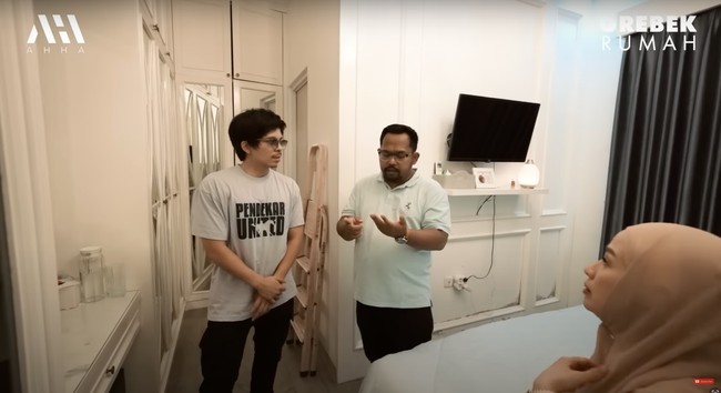 Ketika berada di dalam kamarnya dan sang istri, Bedu menceritakan bahwa sebelumnya, setelah menikah ia dan istri sempat tinggal di rumah kontrakan terlebih dahulu selama 6 tahun. Ia baru tinggal di rumahnya tersebut sekitar tahun 2015 atau 2016. Foto: YouTube/AH