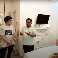 Ketika berada di dalam kamarnya dan sang istri, Bedu menceritakan bahwa sebelumnya, setelah menikah ia dan istri sempat tinggal di rumah kontrakan terlebih dahulu selama 6 tahun. Ia baru tinggal di rumahnya tersebut sekitar tahun 2015 atau 2016. Foto: YouTube/AH