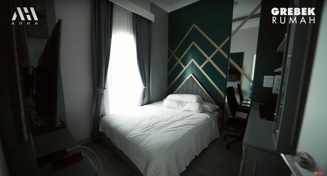 Potret salah satu kamar anak Bedu yang terletak di lantai 2 rumah. Kamar tersebut tampak minimalis. Desain pada bagian dinding tempat tidurnya juga menambah keindahan kamar. Foto: YouTube/AH